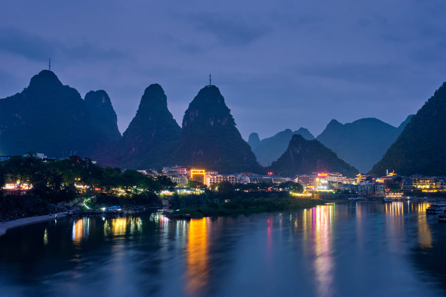 yangshuo de noche con las montañas a la vista