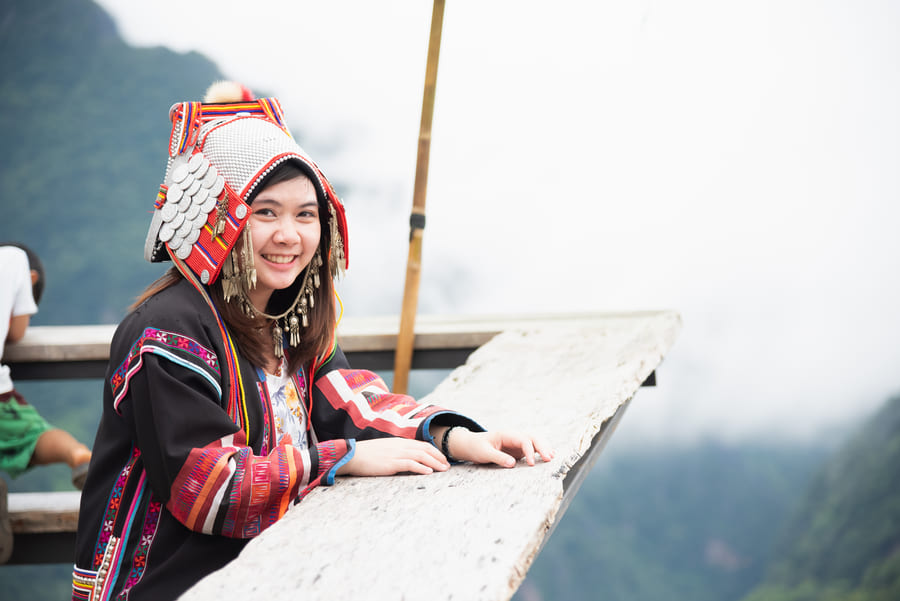 Mujer china con gorro de frio en yunnan